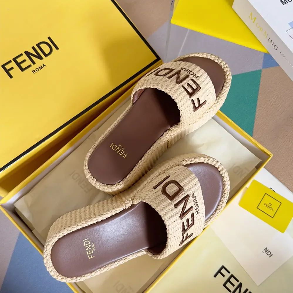 Fendi Fendi Sunshine Beige for Women in Brown Raffia Flatform Slides