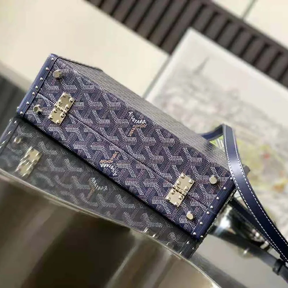 Goyard Sac Malle Grand Hôtel in Goyardine Canvas & Clamecy Calfskin for Women in Navy Goyard Sac Malle Grand Hôtel in Goyardine Canvas & Clamecy Calfskin for Women in Navy