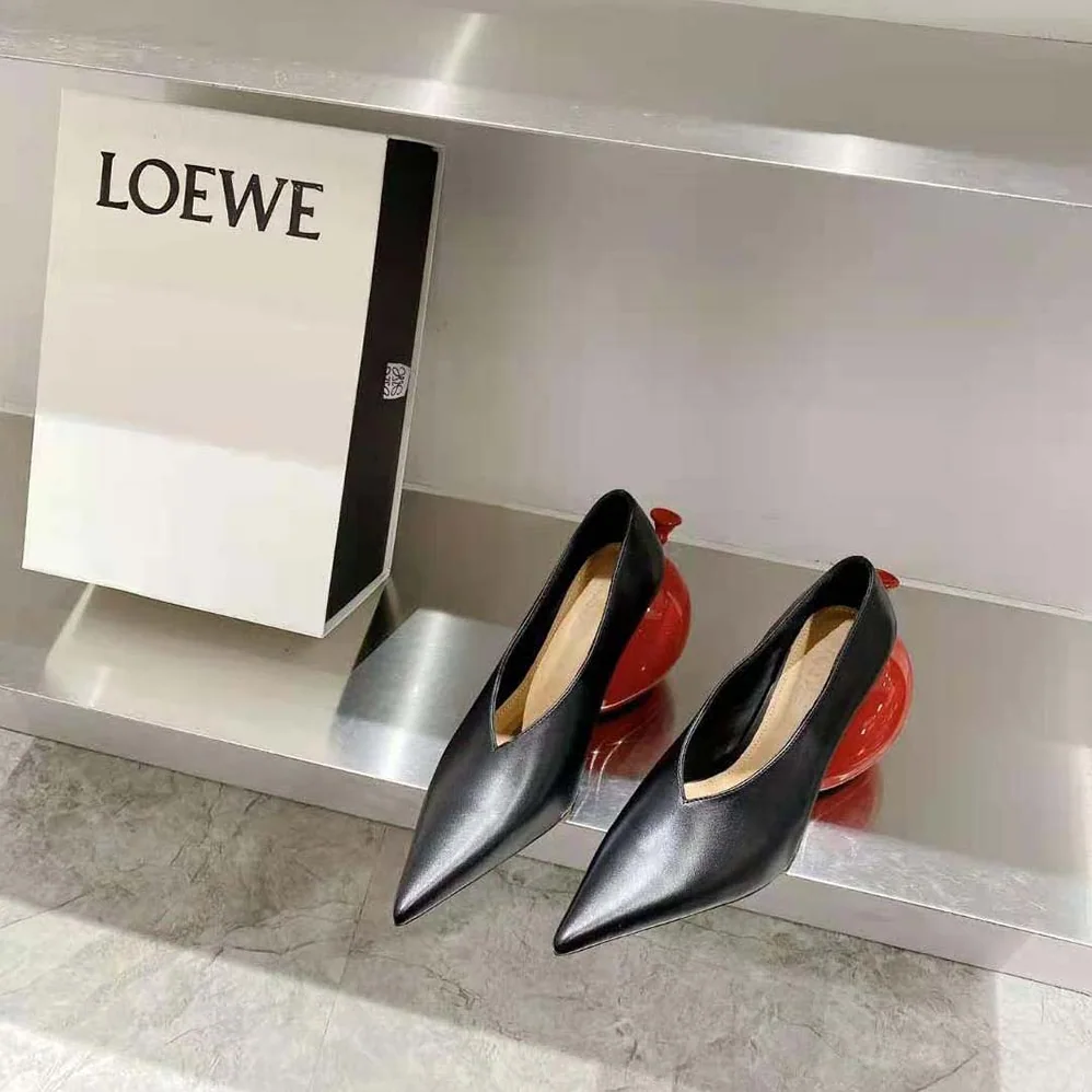 Loewe Balloon Pump in Calfskin for Women in Black Loewe Balloon Pump in Calfskin for Women in Black