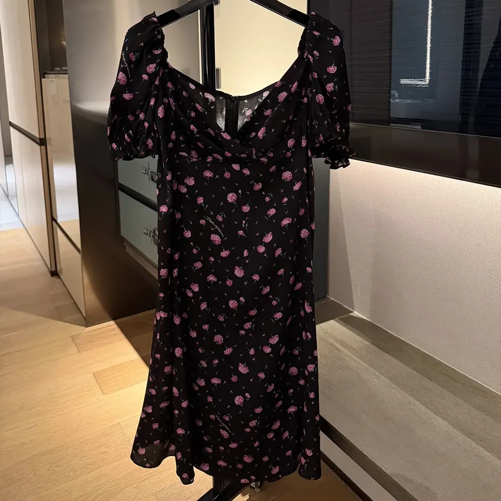 Dolce Gabbana D&G Carnations for Women in Print Dress Dolce Gabbana D&G Carnations for Women in Print Dress