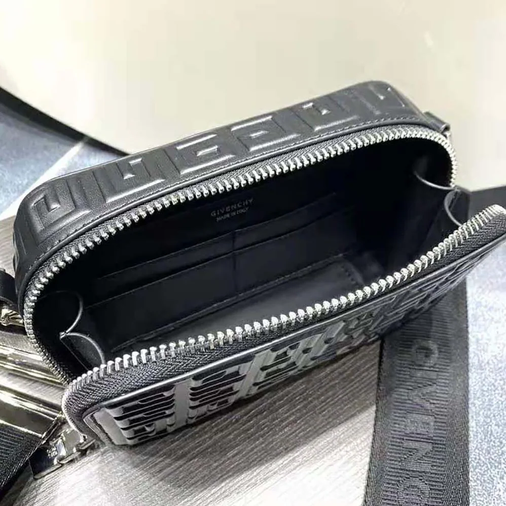 Givenchy Antigona U Camera Bag in 4g Leather for Women in Black Givenchy Antigona U Camera Bag in 4g Leather for Women in Black