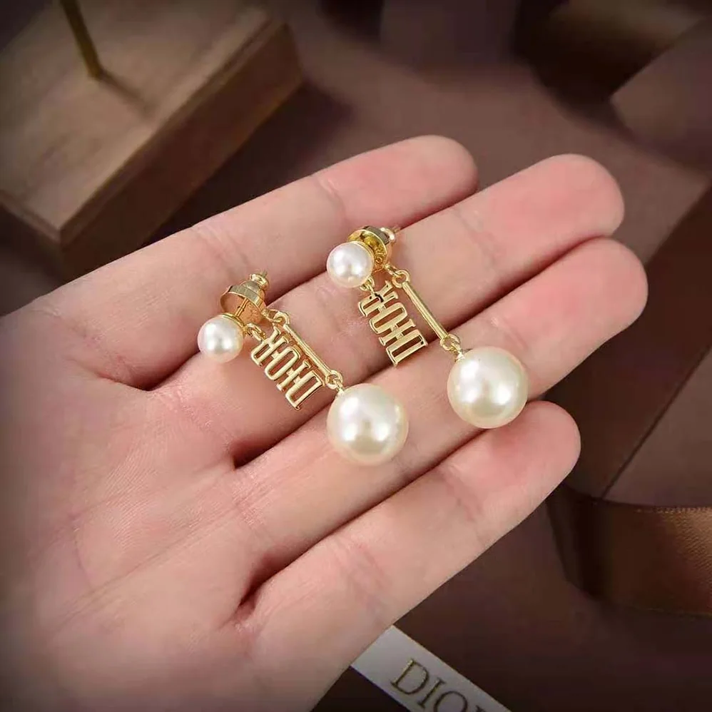 Dior Dio(r)evolution Earrings Gold-Finish Metal and White Resin Pearls for Women Dior Dio(r)evolution Earrings Gold-Finish Metal and White Resin Pearls for Women