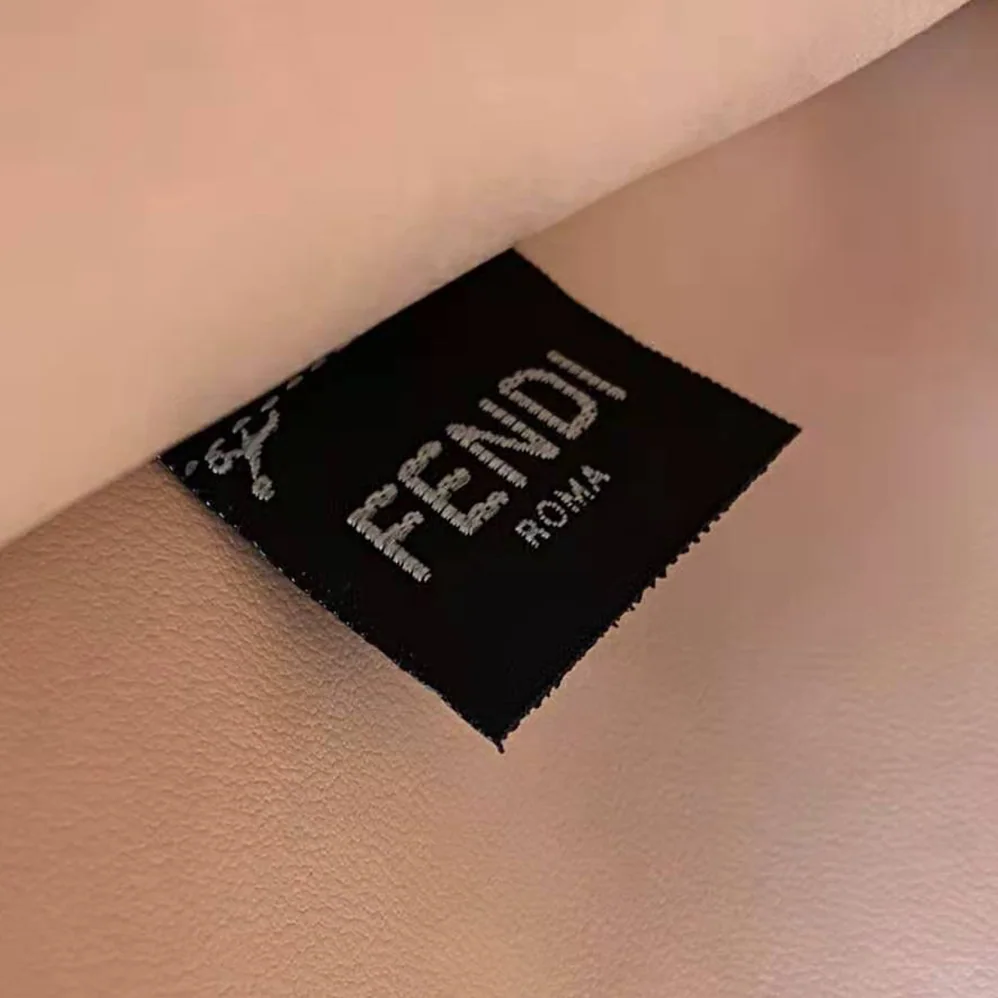 Fendi Peekaboo Iseeu Medium Leather Bag for Women in Black Fendi Peekaboo Iseeu Medium Leather Bag for Women in Black