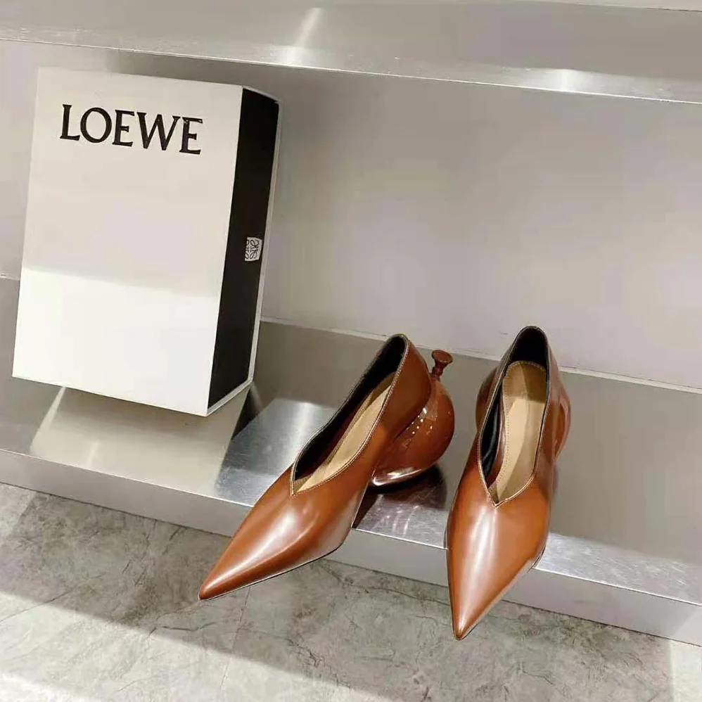 Loewe Balloon Pump in Calfskin for Women in Tan Loewe Balloon Pump in Calfskin for Women in Tan