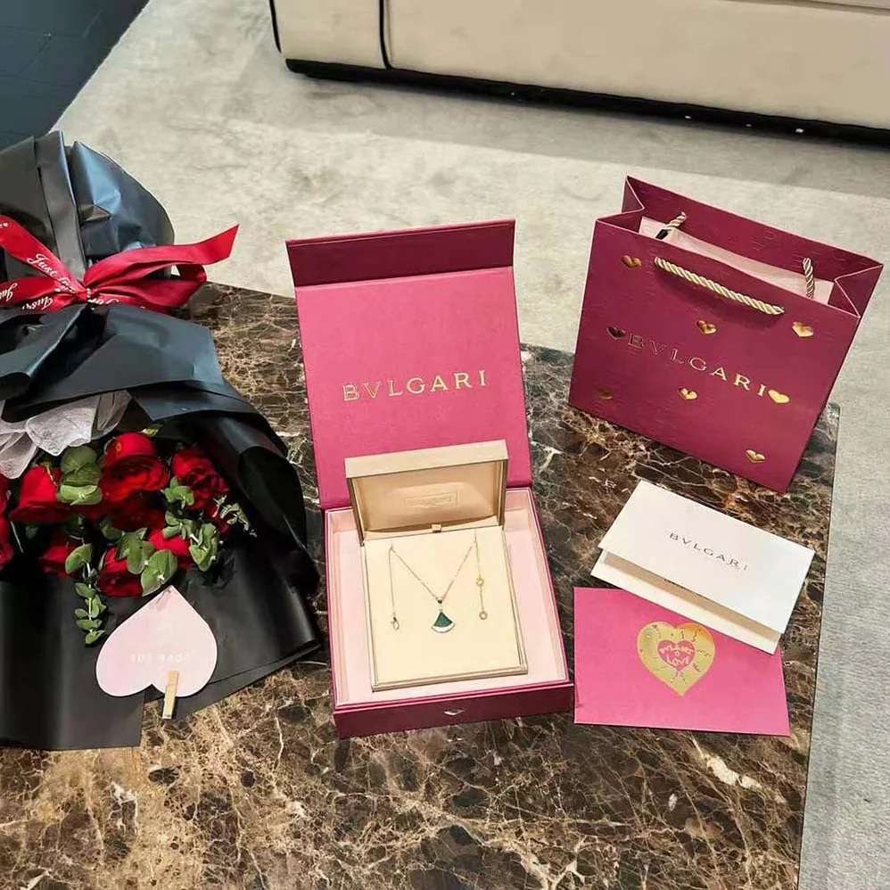Bvlgari DIVAS' DREAM Necklace in 18 KT Rose Gold with Pendant Set for Women in Green Bvlgari DIVAS' DREAM Necklace in 18 KT Rose Gold with Pendant Set for Women in Green