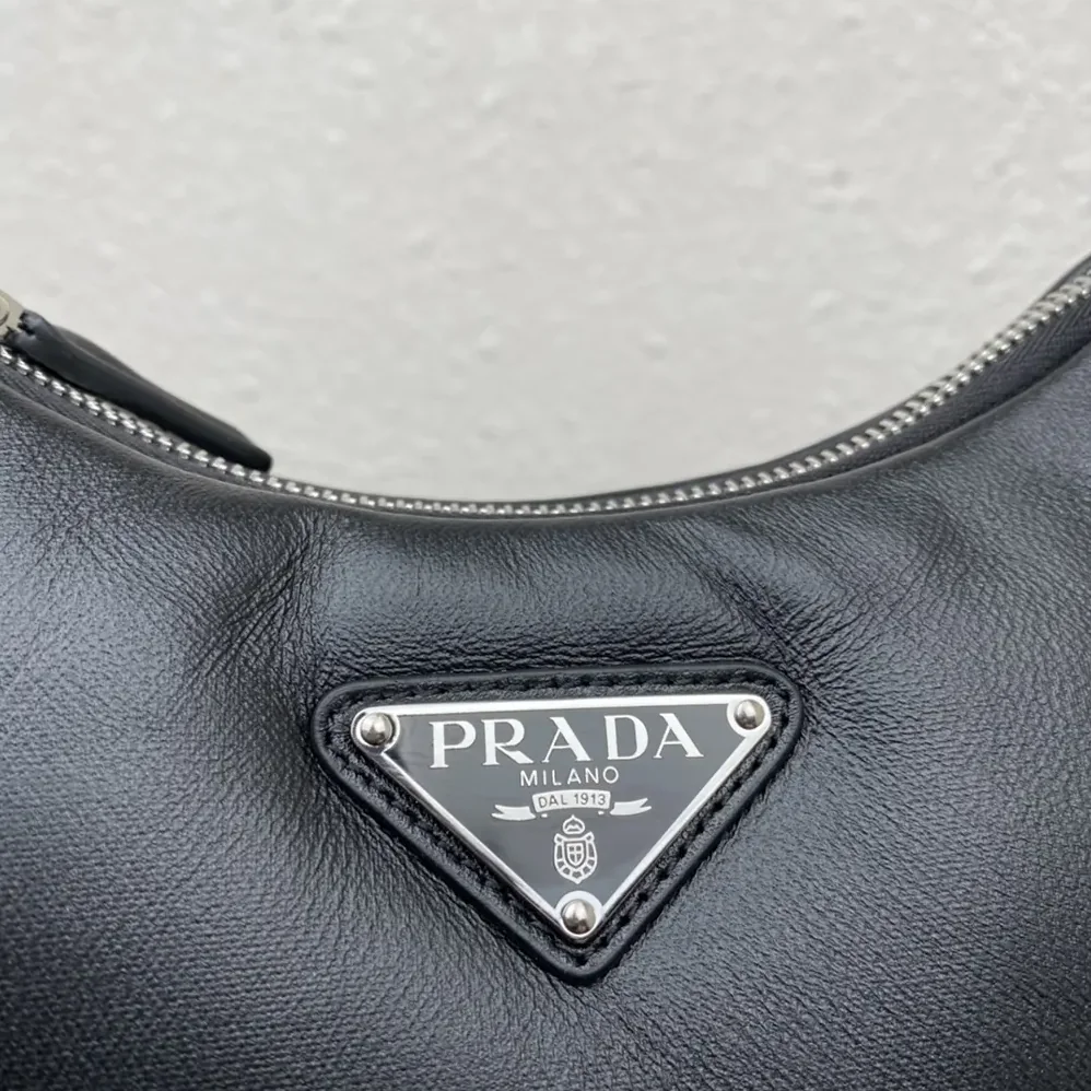 Prada Padded Nappa-leather Prada Re-Edition 2005 Shoulder Bag for Women in Black Prada Padded Nappa-leather Prada Re-Edition 2005 Shoulder Bag for Women in Black