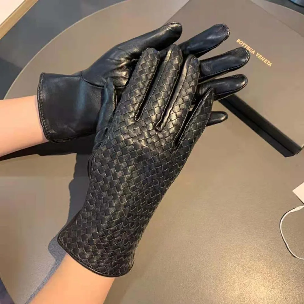 Bottega Veneta Intrecciato Leather Gloves for Women in Black Bottega Veneta Intrecciato Leather Gloves for Women in Black