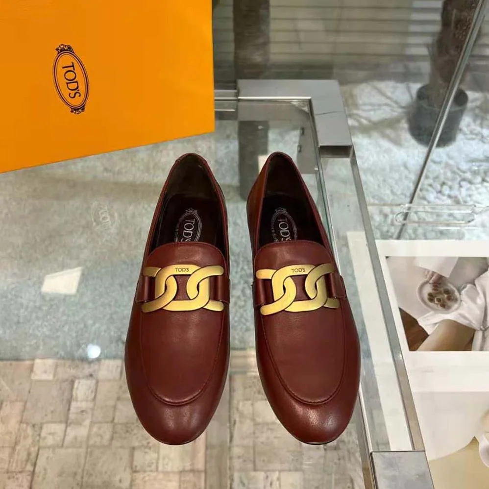 TODS Kate Loafers in Leather with A Metal Branded for Women in Maroon TODS Kate Loafers in Leather with A Metal Branded for Women in Maroon