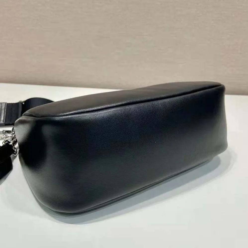 Prada Padded Nappa-Leather Prada Re-Edition 2005 Shoulder Bag for Women in Black Prada Padded Nappa-Leather Prada Re-Edition 2005 Shoulder Bag for Women in Black