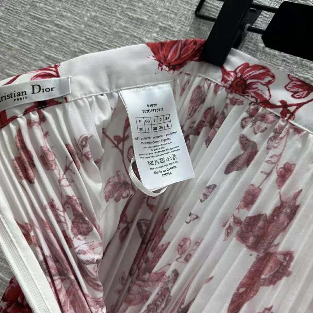 Dior Mid-Length Pleated Skirt White Cotton Denim with Red Toile de Jouy Mexico Motif for Women Dior Mid-Length Pleated Skirt White Cotton Denim with Red Toile de Jouy Mexico Motif for Women
