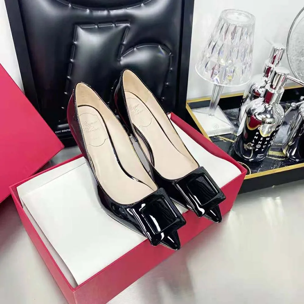 Roger Vivier Viv In The City Pumps in Patent Leather for Women in Black Roger Vivier Viv In The City Pumps in Patent Leather for Women in Black