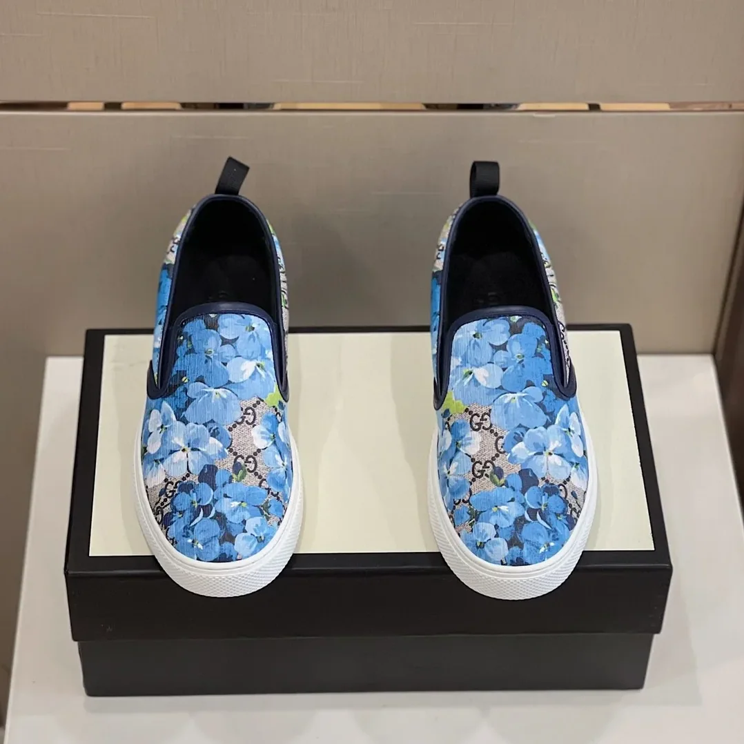Gucci GG Supreme Canvas Slip for Men in On Blue Flowers Gucci GG Supreme Canvas Slip for Men in On Blue Flowers