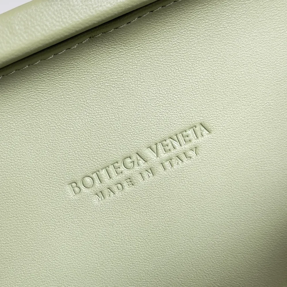 Bottega Veneta Knot Minaudière Clutch in Calfskin Leather for Women in Lime Bottega Veneta Knot Minaudière Clutch in Calfskin Leather for Women in Lime