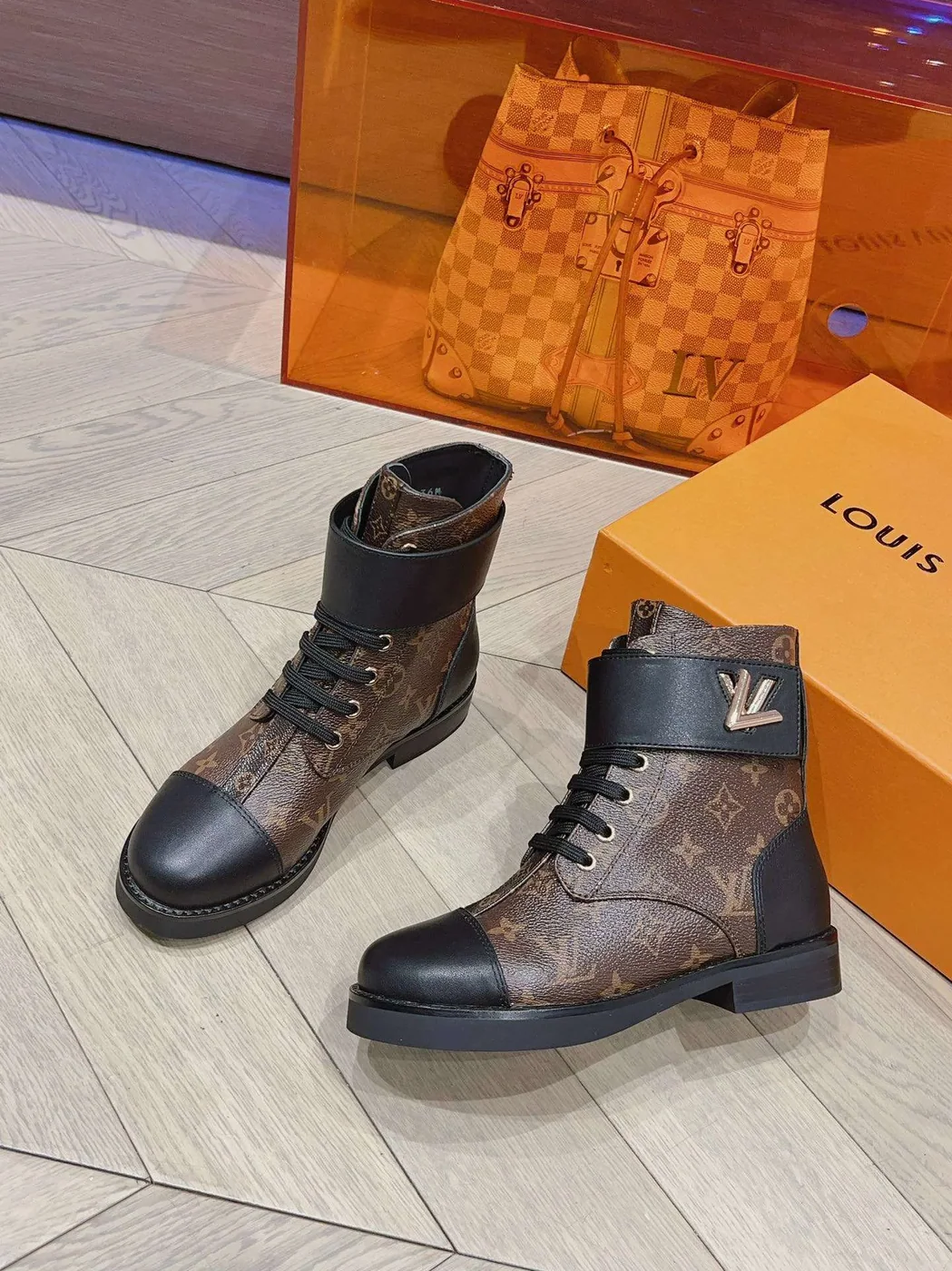 Louis Vuitton Wonderland Flat Ranger Brown 1AAV61 Louis Vuitton Wonderland Flat Ranger Brown 1AAV61
