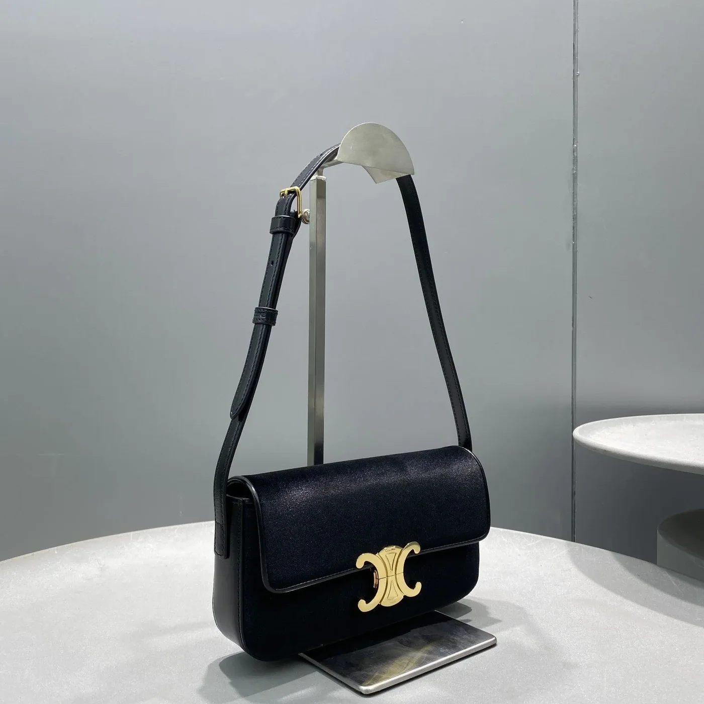Celine Cuir Triomphe Shoulder Bag Red / Celine Cuir Triomphe Shoulder Bag Red /