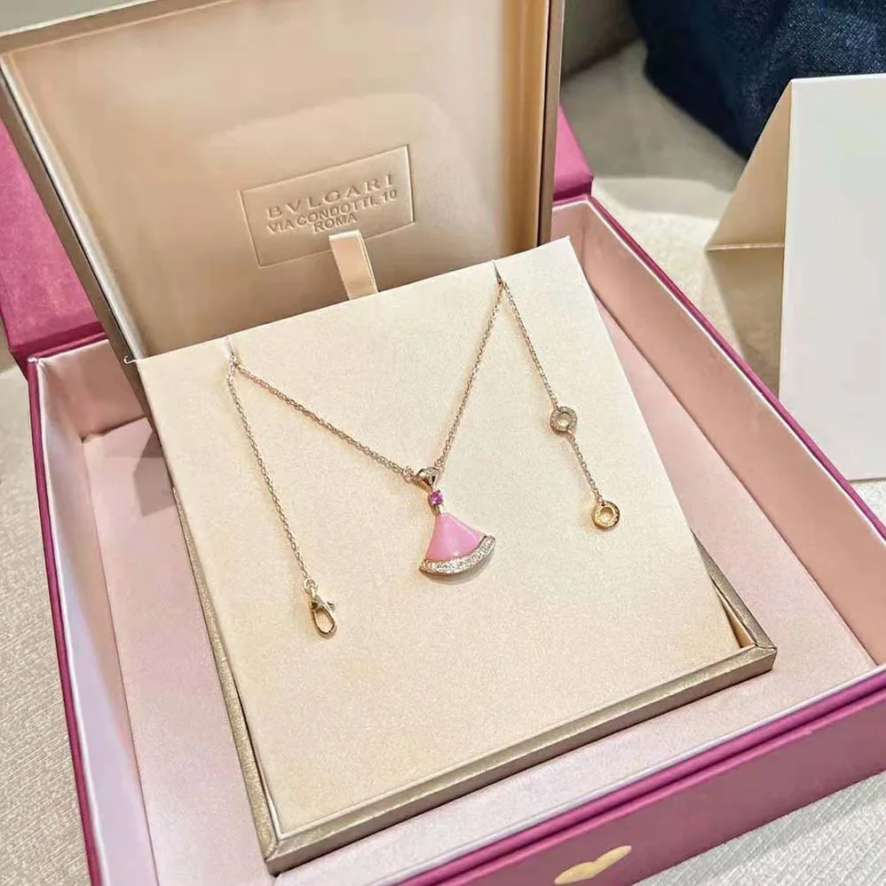 Bvlgari DIVAS' DREAM Necklace in 18 KT Rose Gold with Pendant Set for Women in Pink Bvlgari DIVAS' DREAM Necklace in 18 KT Rose Gold with Pendant Set for Women in Pink