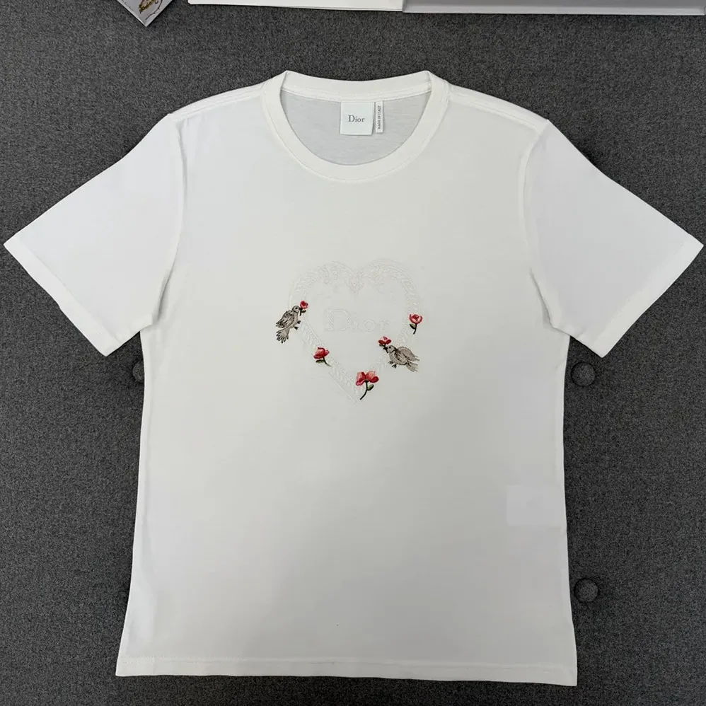 Dior Dioramour Fitted T-Shirt White Cotton Jersey with Multicolor Doves & Roses Motif for Women Dior Dioramour Fitted T-Shirt White Cotton Jersey with Multicolor Doves & Roses Motif for Women