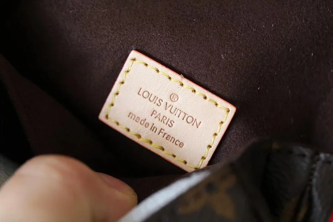 Louis Vuitton Micro Metis Pochette Shoulder Bag / Brown Monogram Canvas Gold Hardware Louis Vuitton Micro Metis Pochette Shoulder Bag / Brown Monogram Canvas Gold Hardware