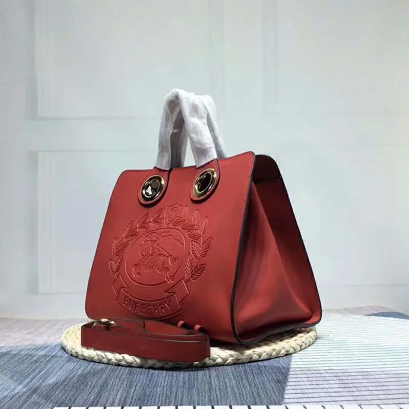 Burberry The Leather Crest Grommet Detail Tote for Women in Red