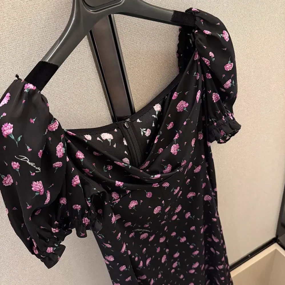 Dolce Gabbana D&G Carnations for Women in Print Dress Dolce Gabbana D&G Carnations for Women in Print Dress