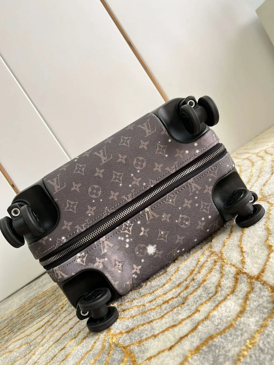 Louis Vuitton Monogram Horizon 55 Suitcase in Grey Silver Hardware Louis Vuitton Monogram Horizon 55 Suitcase in Grey Silver Hardware