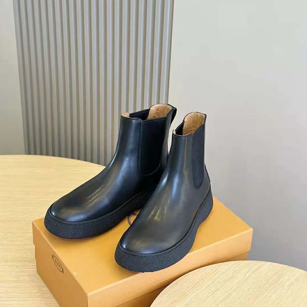 Tod's W. G. Chelsea Boots in Leather for Men in Black Tod's W. G. Chelsea Boots in Leather for Men in Black