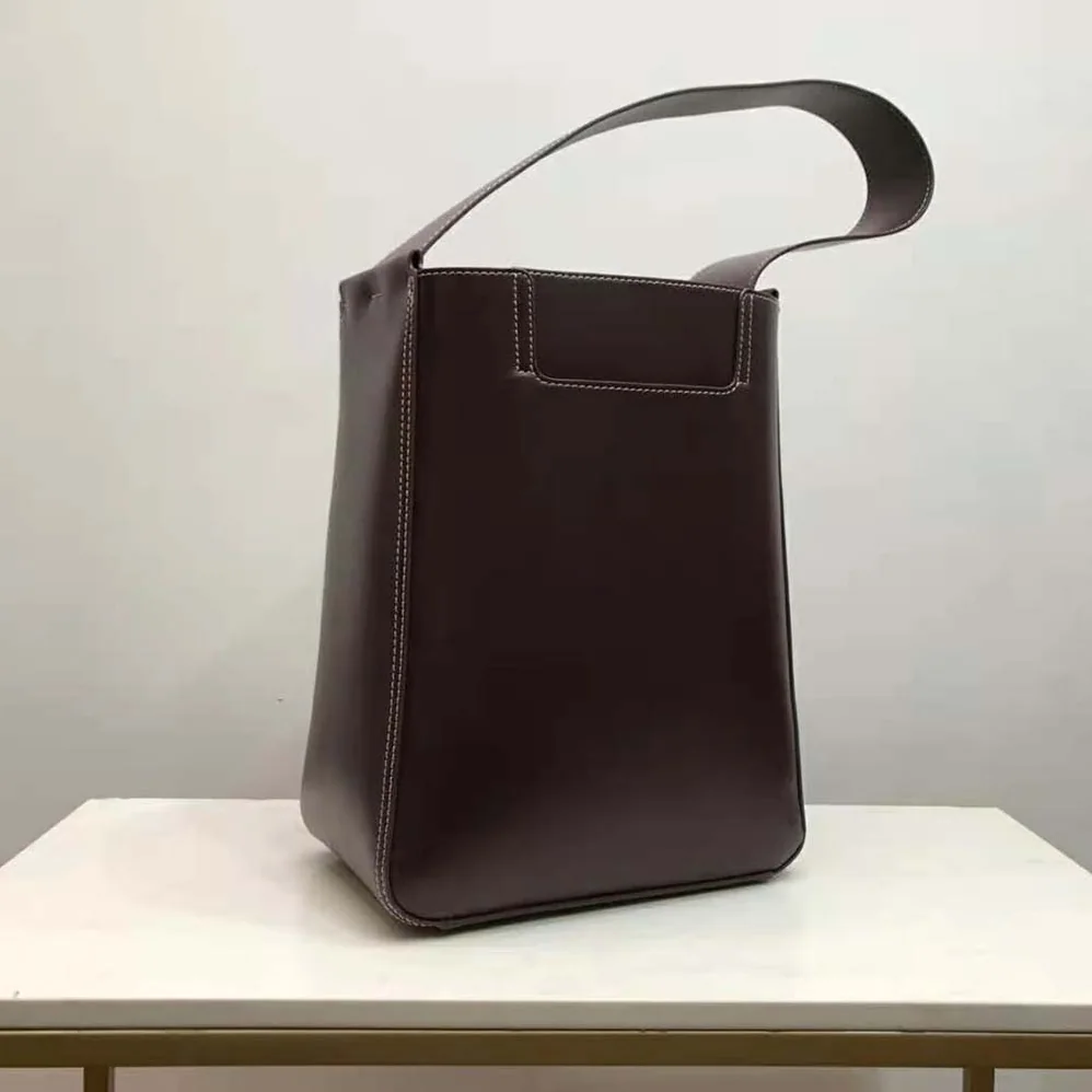 Burberry Large Leather Basket Bag for Women in Maroon Burberry Large Leather Basket Bag for Women in Maroon