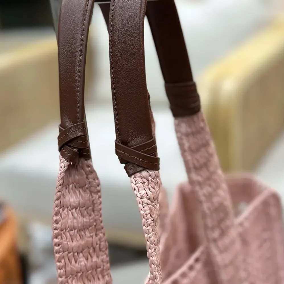 Chloe Summer Banana East-west Tote Bag in Raffia & Buffalo Leather for Women in Pink Chloe Summer Banana East-west Tote Bag in Raffia & Buffalo Leather for Women in Pink