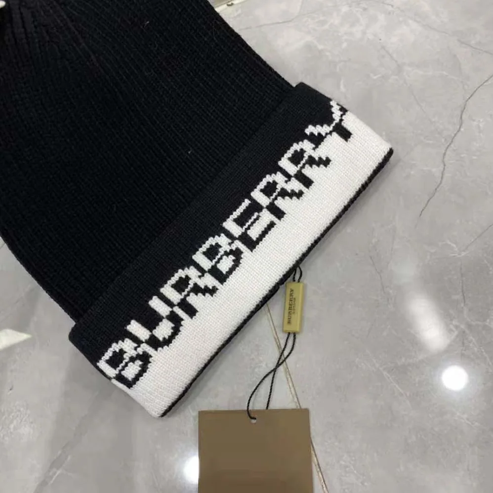 Burberry Logo Intarsia Cashmere Beanie for Unisex in Black Burberry Logo Intarsia Cashmere Beanie for Unisex in Black