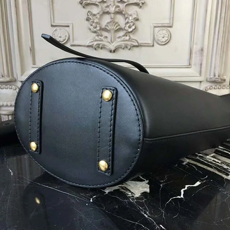 Burberry The Medium Leather Bucket Bag for Women in Black Burberry The Medium Leather Bucket Bag for Women in Black