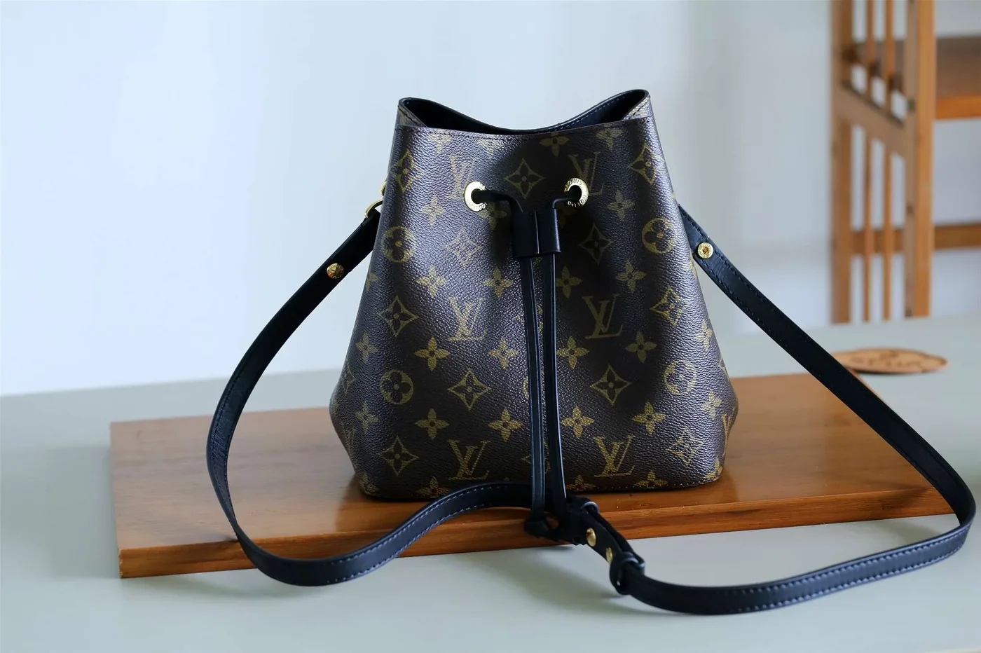 Louis Vuitton NeoNoe MM Bucket Bag Brown / LV Louis Vuitton NeoNoe MM Bucket Bag Brown / LV