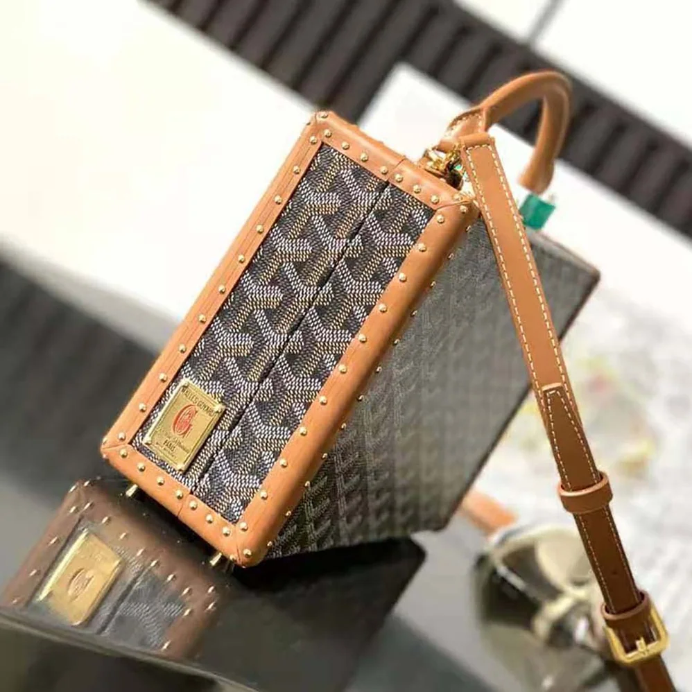 Goyard Sac Malle Grand Hôtel in Goyardine Canvas & Clamecy Calfskin for Women in Brown Goyard Sac Malle Grand Hôtel in Goyardine Canvas & Clamecy Calfskin for Women in Brown