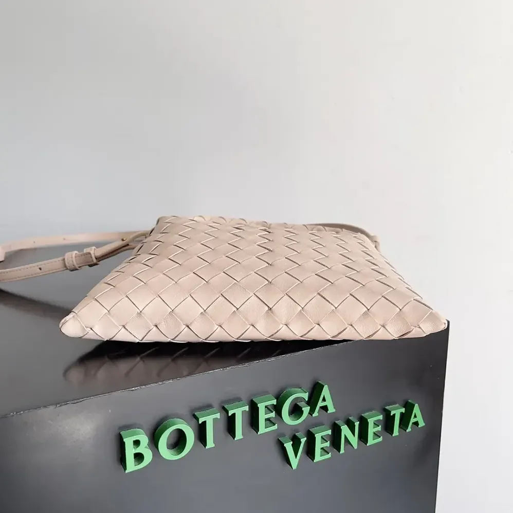 Bottega Veneta Mini Hop in Calf Leather for Women in Pink Bottega Veneta Mini Hop in Calf Leather for Women in Pink
