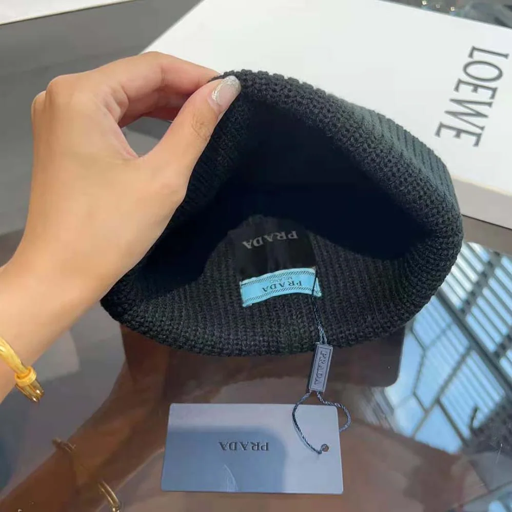 Prada Wool and Cashmere Beanie for Unisex in Black