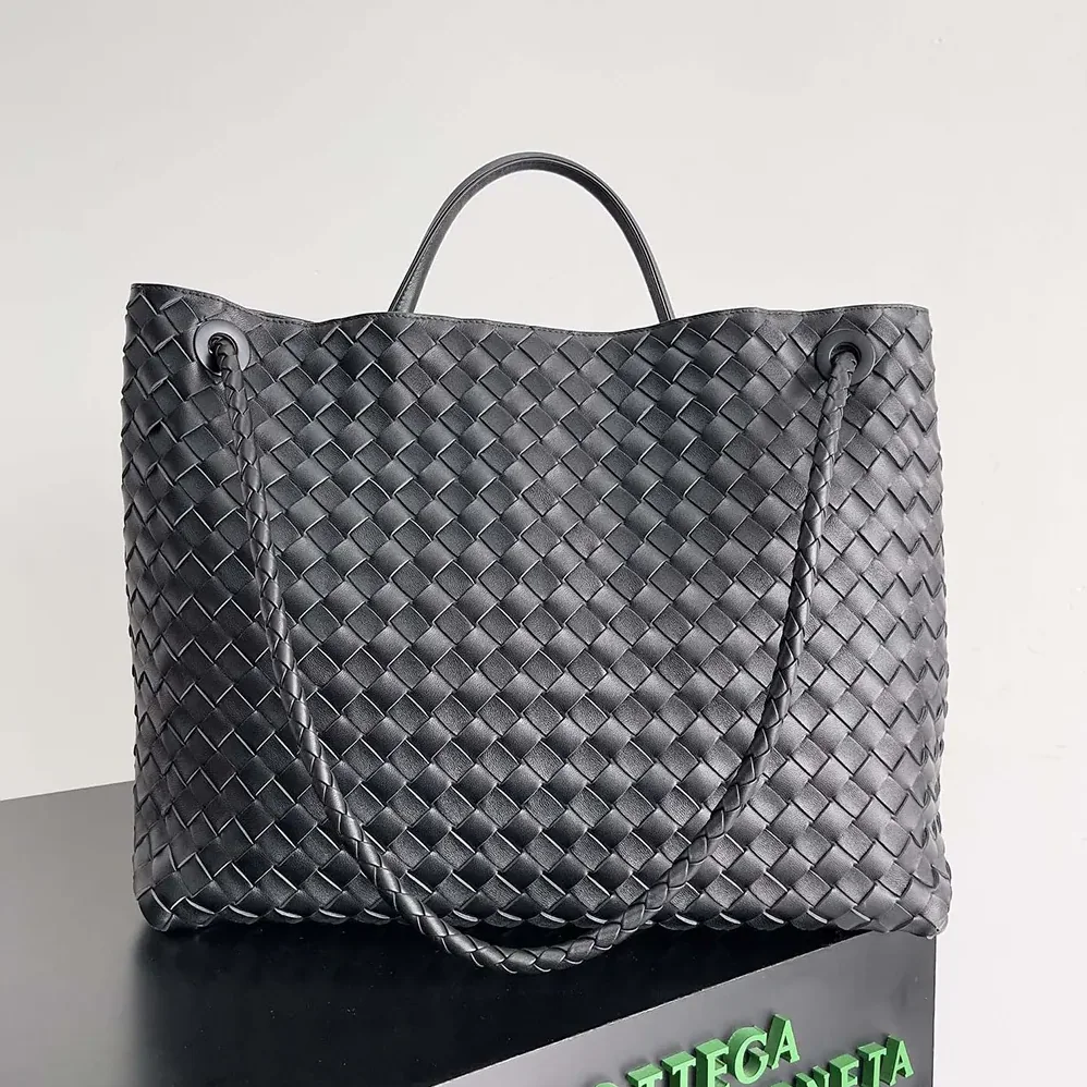 Bottega Veneta Large Andiamo in Lambskin Leather for Women in Black/Gold Bottega Veneta Large Andiamo in Lambskin Leather for Women in Black/Gold