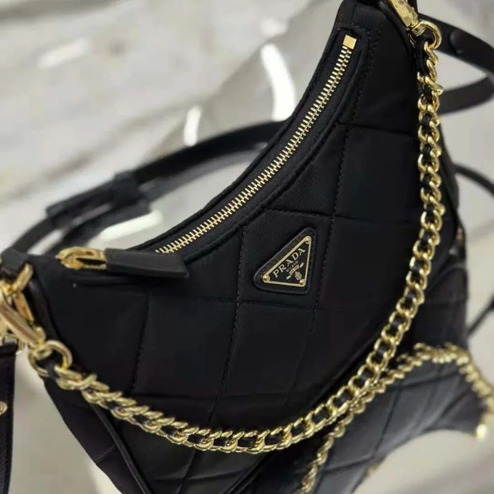 Prada Re-Edition 1995 Chaîne Re-Nylon Mini-bag for Women in Black Prada Re-Edition 1995 Chaîne Re-Nylon Mini-bag for Women in Black