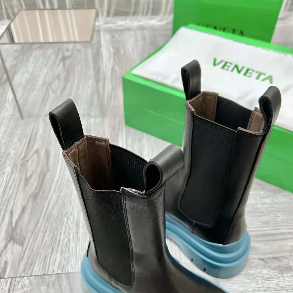 Bottega Veneta Tire Chelsea Boot in Vegetally-Tanned Leather for Unisex in Blue Bottega Veneta Tire Chelsea Boot in Vegetally-Tanned Leather for Unisex in Blue
