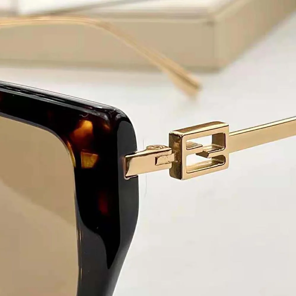 Fendi Baguette FF Havana Acetate and Metal Sunglasses for Unisex Fendi Baguette FF Havana Acetate and Metal Sunglasses for Unisex