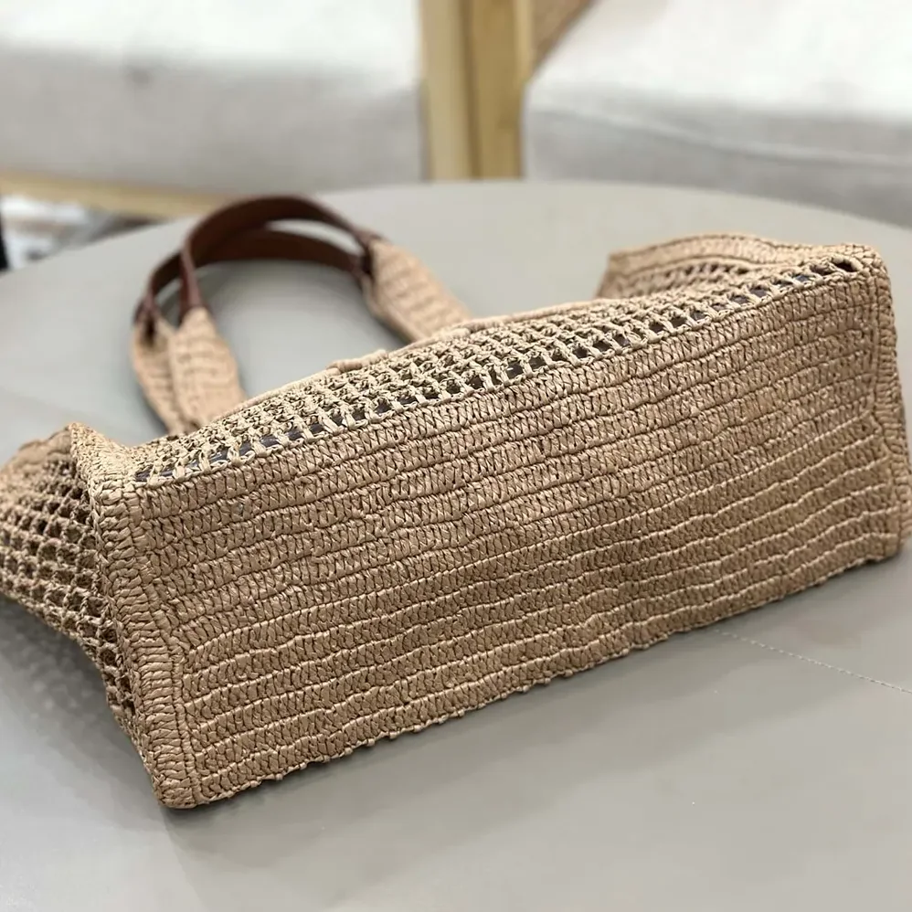 Chloe Summer Banana East-west Tote Bag in Raffia & Buffalo Leather for Women in Beige Chloe Summer Banana East-west Tote Bag in Raffia & Buffalo Leather for Women in Beige