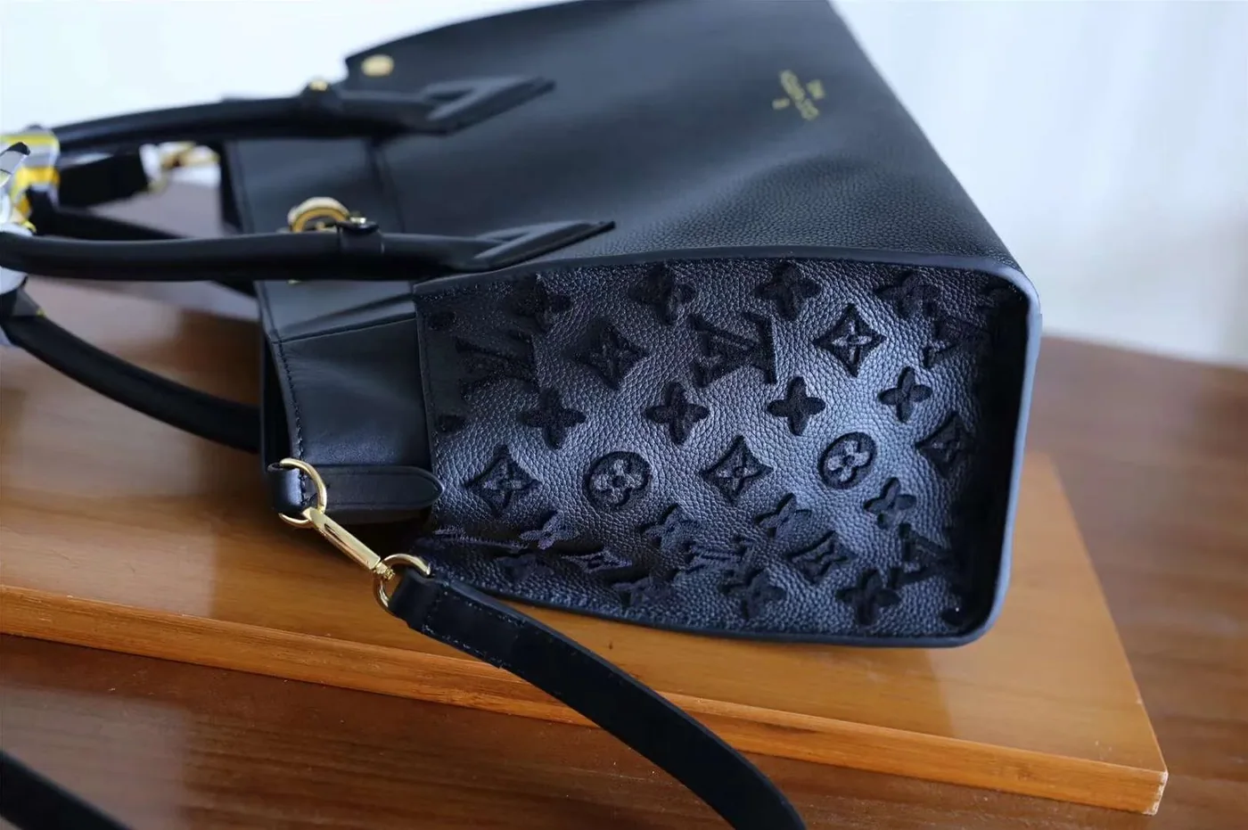 Louis Vuitton On My Side Black / Louis Vuitton On My Side Black /