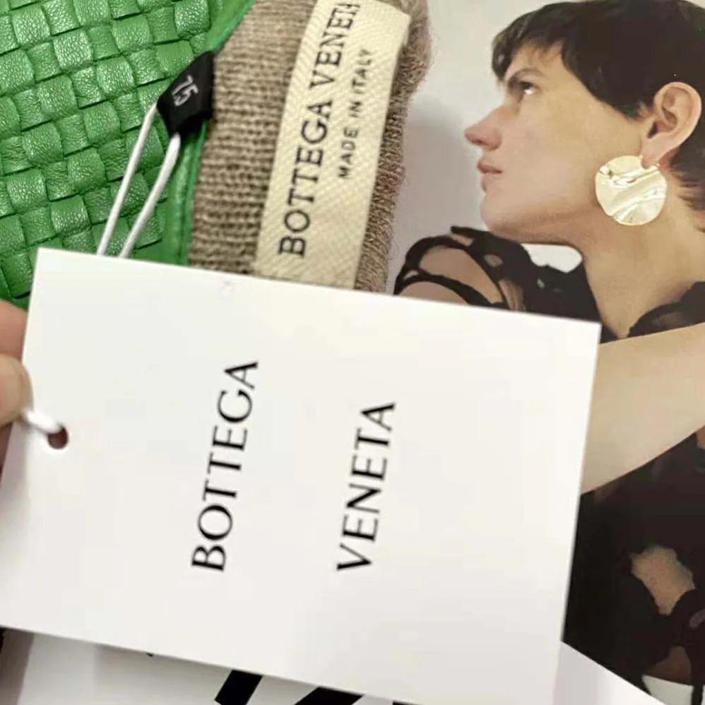 Bottega Veneta Intrecciato Leather Gloves for Women in Green Bottega Veneta Intrecciato Leather Gloves for Women in Green