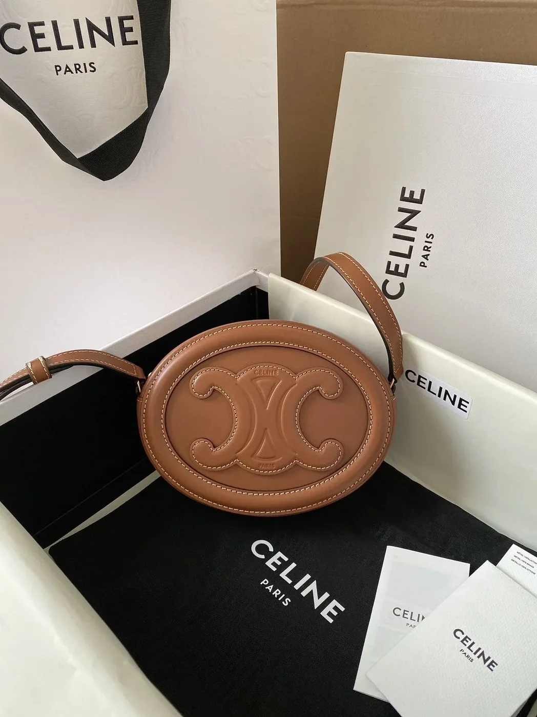 Celine Crossbody Oval Purse Cuir Triomphe Brown / Celine Crossbody Oval Purse Cuir Triomphe Brown /