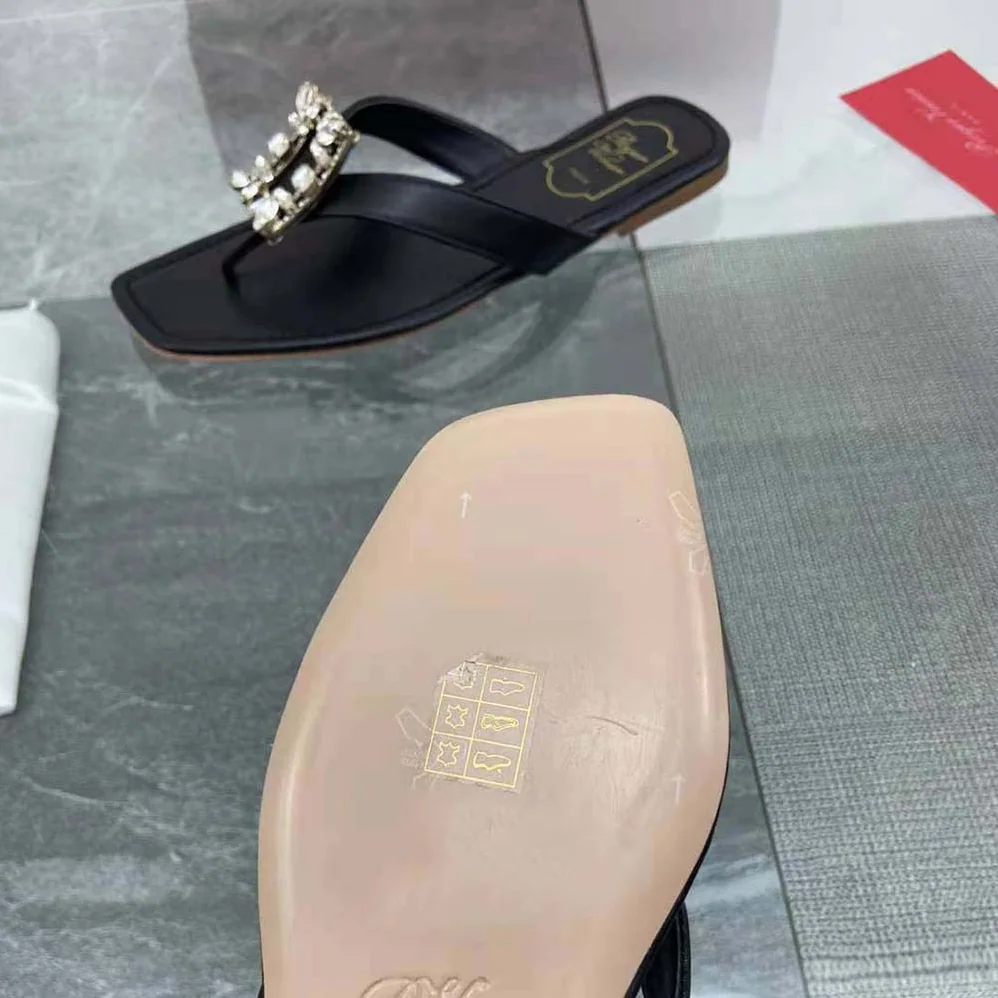 Roger Vivier Mini Broche Vivier Buckle Thong Mules in Leather for Women in Black Roger Vivier Mini Broche Vivier Buckle Thong Mules in Leather for Women in Black