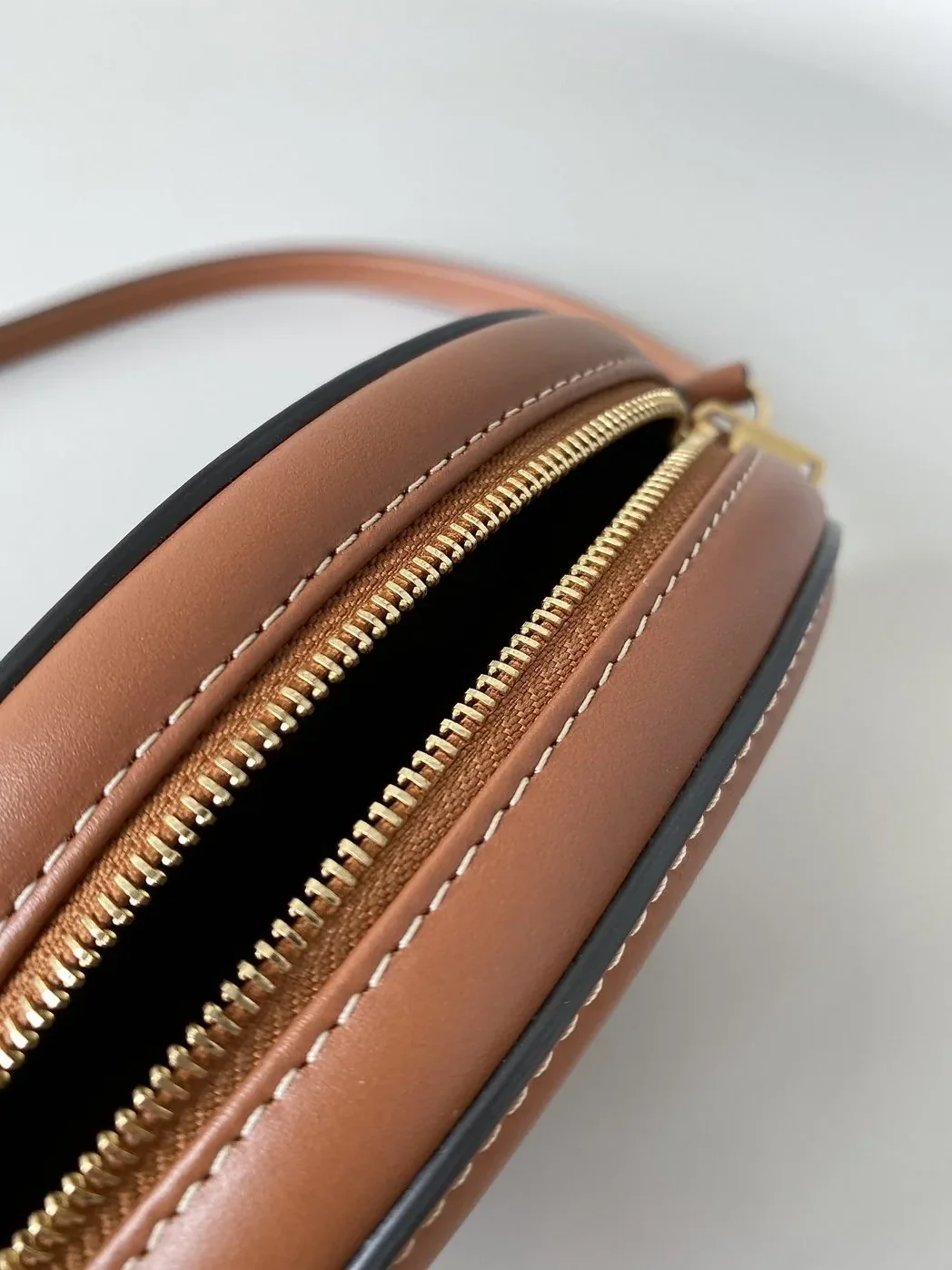Celine Crossbody Oval Purse Cuir Triomphe Brown / Celine Crossbody Oval Purse Cuir Triomphe Brown /