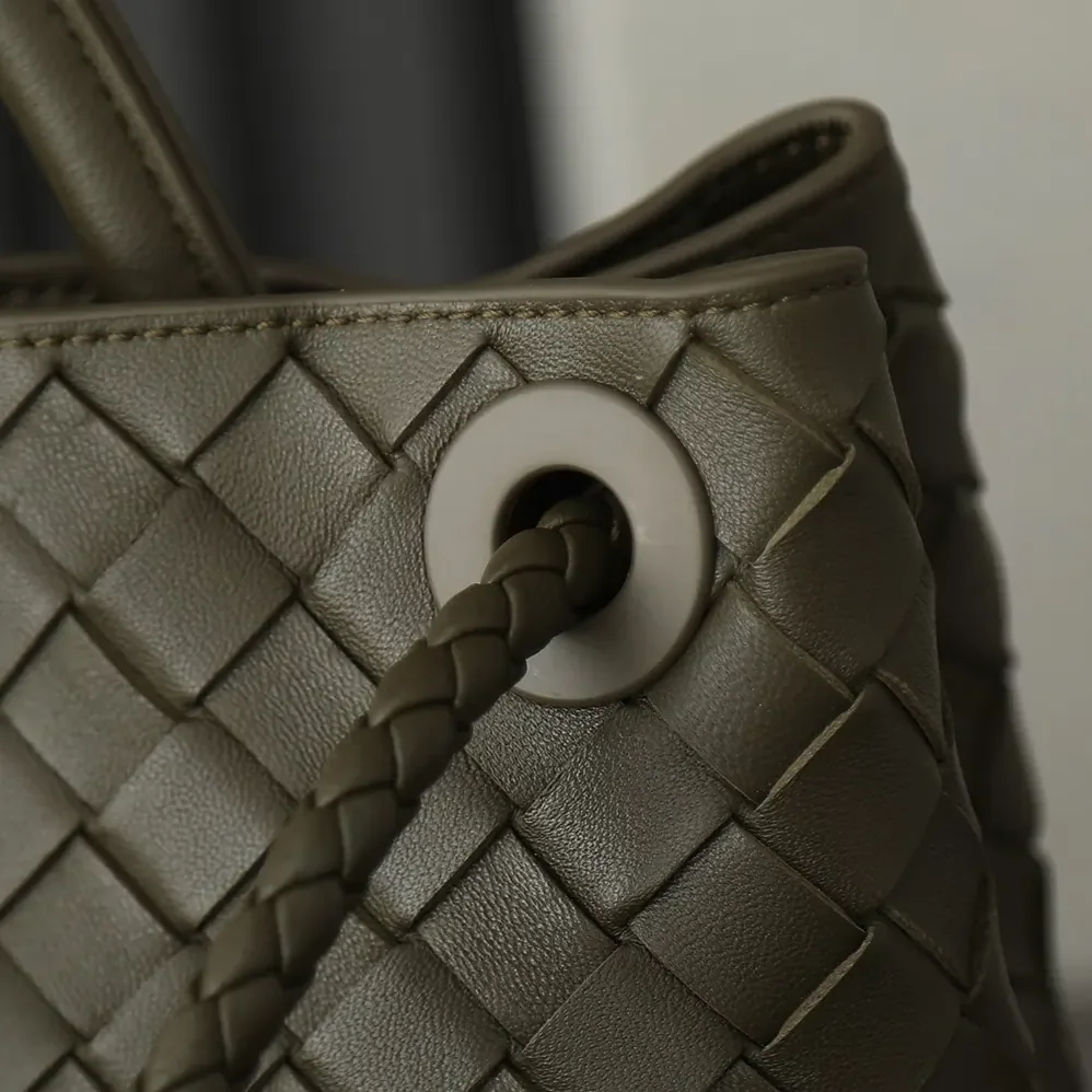 Bottega Veneta Medium Andiamo in Supple Intrecciato Leather for Women in Dark Green Bottega Veneta Medium Andiamo in Supple Intrecciato Leather for Women in Dark Green