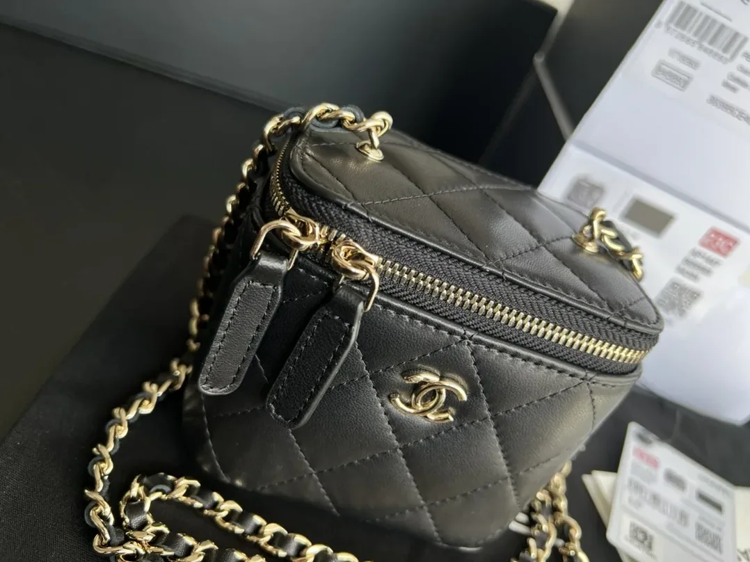 Chanel Vanity With Chain Black / Chanel Vanity With Chain Black /