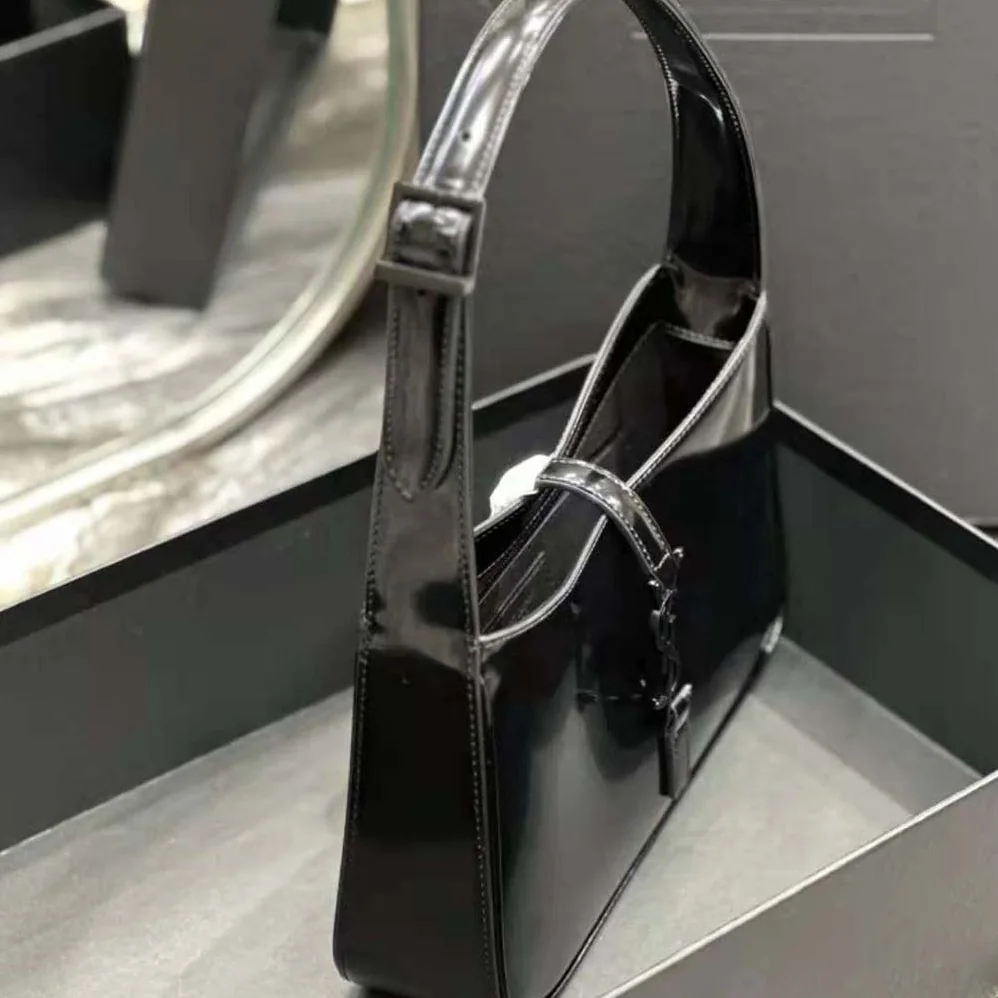 Saint Laurent YSL Le 5 à 7 in Shiny Leather for Women in Black