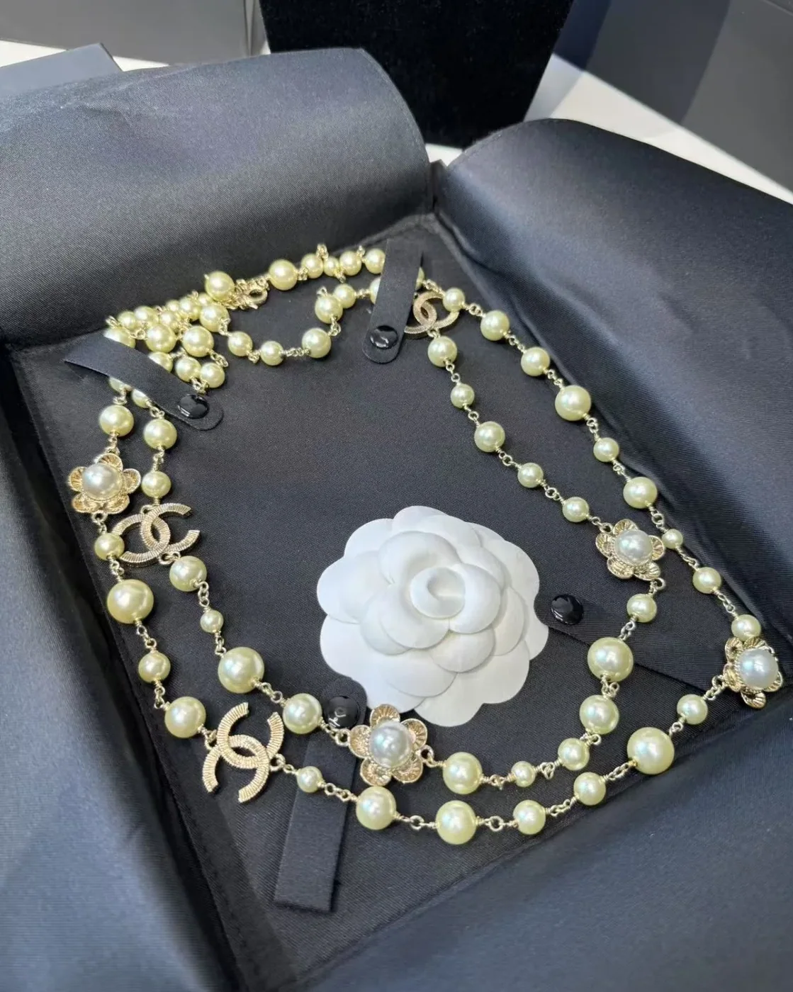 Chanel Pearl CC Flower Necklace Gold Chanel Pearl CC Flower Necklace Gold