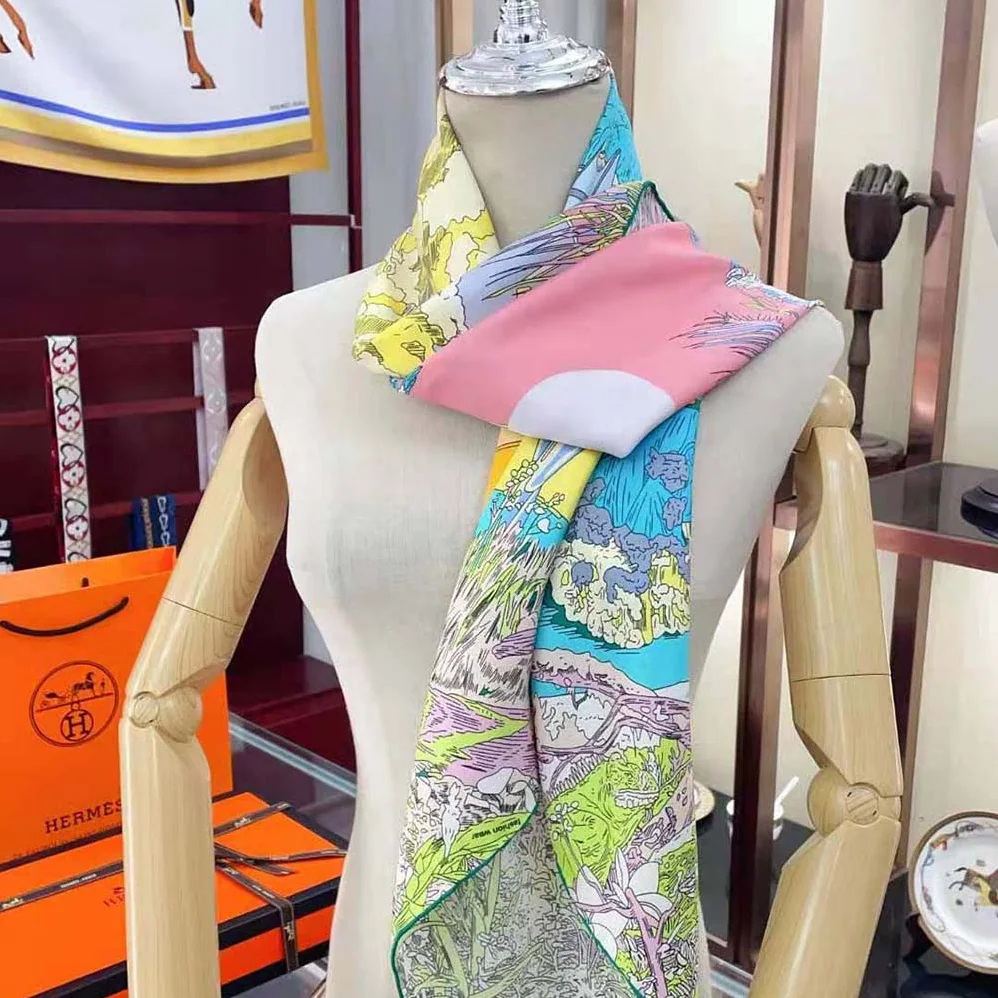 Hermes Rendez-Vous Galant Scarf 70 in Silk Twill with Hand-Rolled Edges for Women in Pink Hermes Rendez-Vous Galant Scarf 70 in Silk Twill with Hand-Rolled Edges for Women in Pink