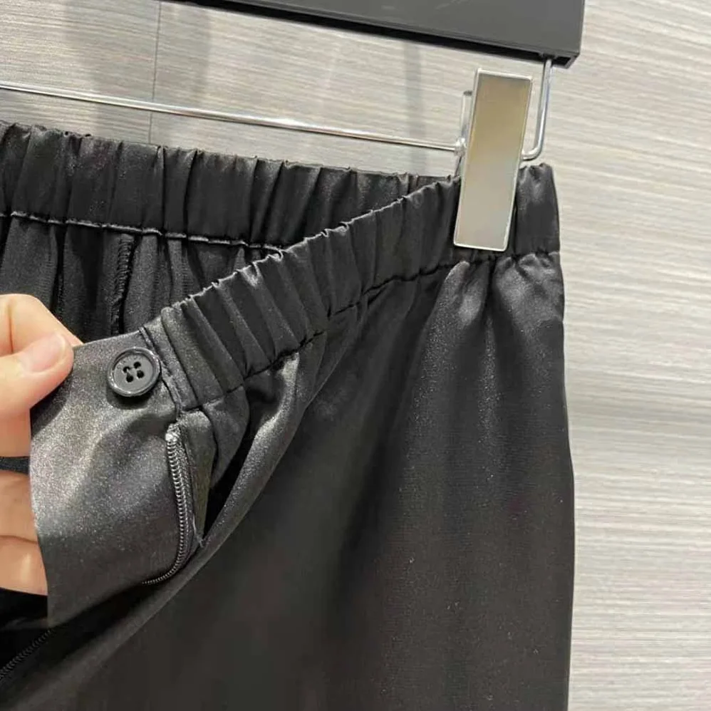 Prada Twill Pants Stand out for Their Refined Allure for Women in Black Prada Twill Pants Stand out for Their Refined Allure for Women in Black